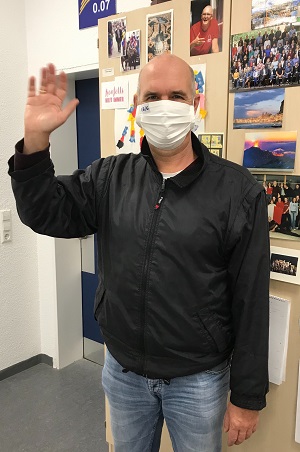 „Eine richtig gute
Idee!“ Auch Herr
Geppert unterstützt als stellvertretender
Schulleiter die
Jungunternehmer