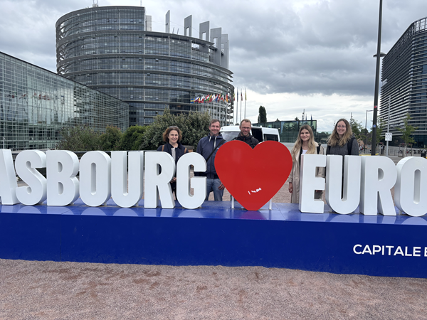 Europaparlament von außen mit FAG-Lehrkräften