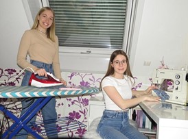 Profis an der Nähmaschine: Lena Schiller und Larissa Zackel