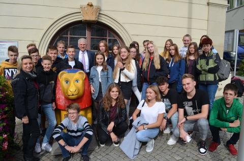 Junge Polen im Rathaus