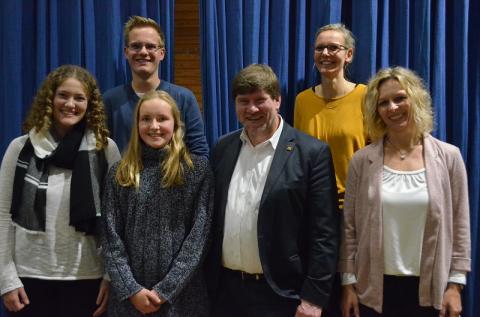 Dr. Markus Rösler mit den Schülern und Lehrern, die für den Abend und die Aktionen im Schulhaus verantwortlich zeichneten