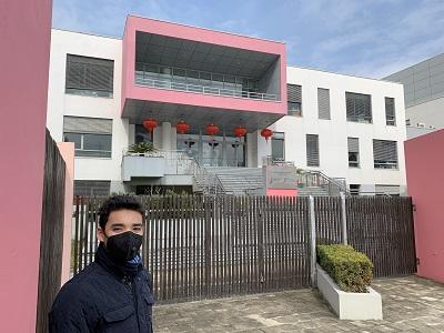 Sebastian Nonn vor seiner Schule in Shanghei