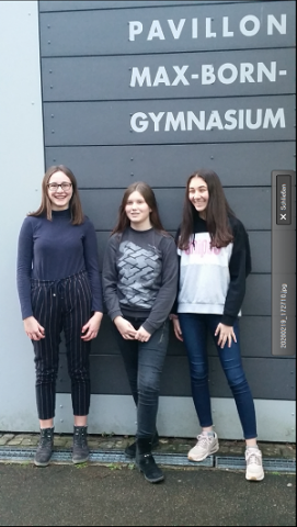 Debater vor dem Max-Born-Gymnasium in Backnang