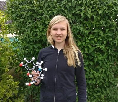 Leonie mit einem gebastelten Chemiemolekül