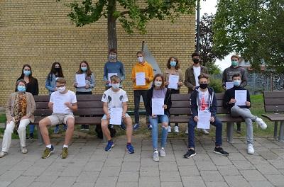 Glückliche FAGler erhalten DELF-Zertifikat