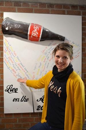 Mara Walz vor dem Abi-Denkmal