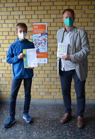 Preisträger und Schulleiter 