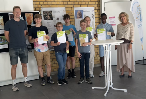 Preisträger und Preisträgerin und die Lehrkräfte Dercks und Reitschuster